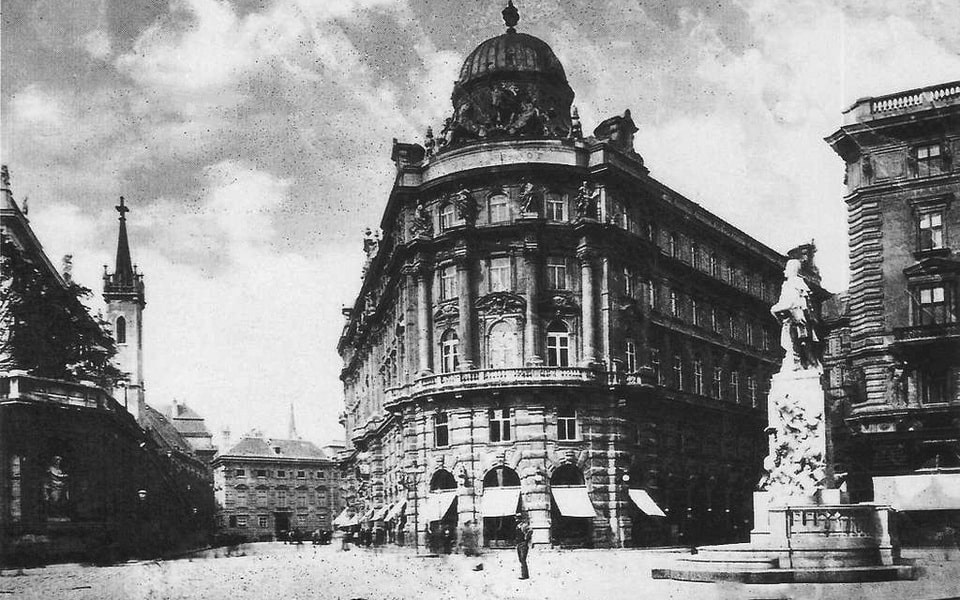 Philipphof apartment building and Albertinaplatz around 1900, before its destruction in 1945