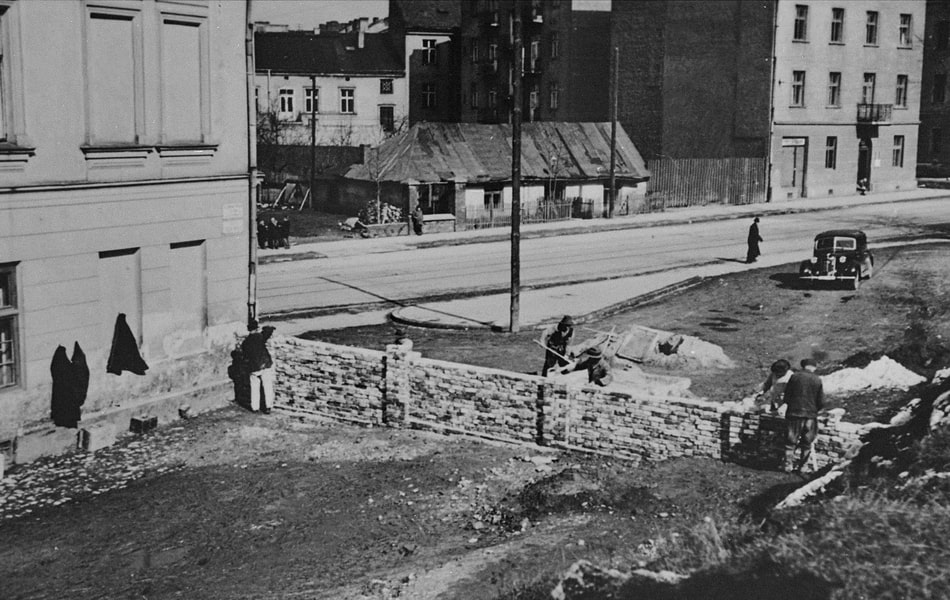 The building up of the Krakow ghetto wall 1940