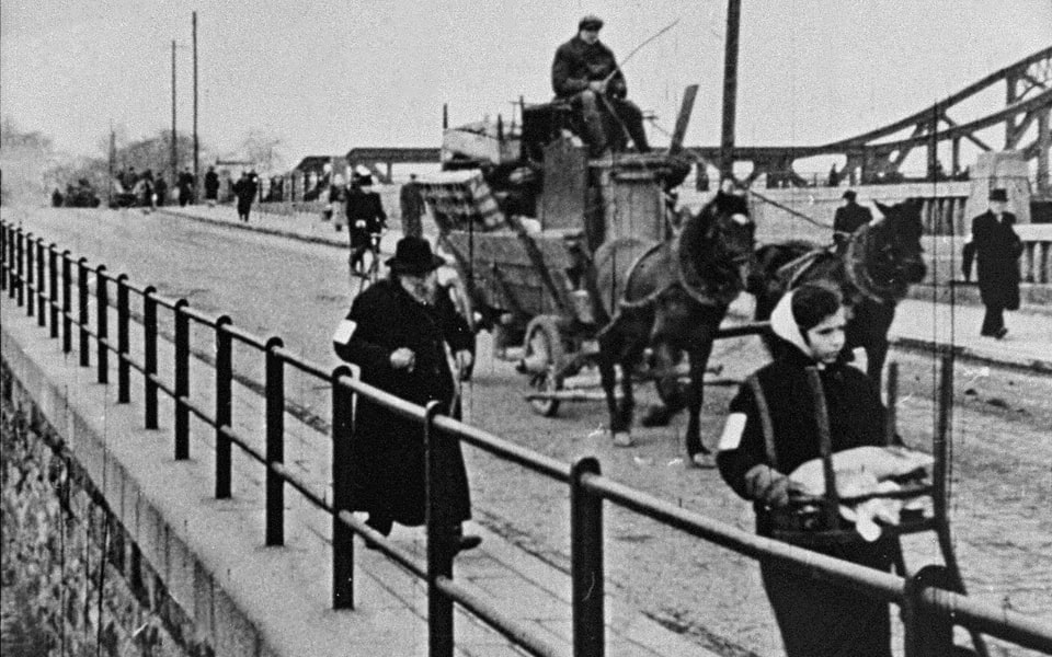 Jews moving into the Krakow ghetto