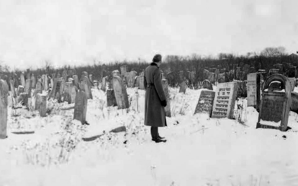 German soldier at the Jewish cemetery, winter 1939–1941,
