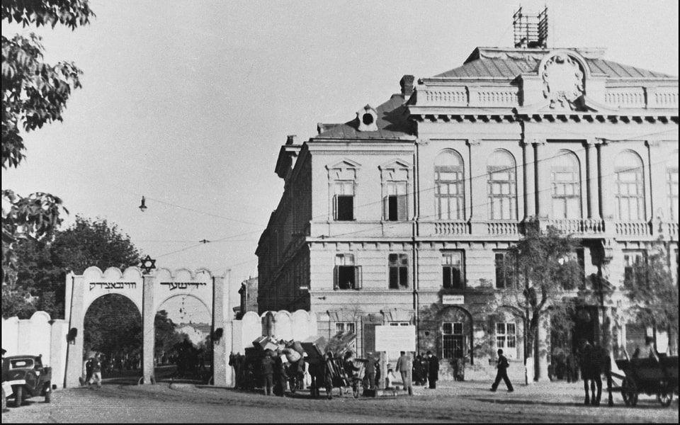 The main entrance to the Kraków ghetto. The building on the right was the headquarters of the Jewish community from 1941 to 1942, where I worked intermittently