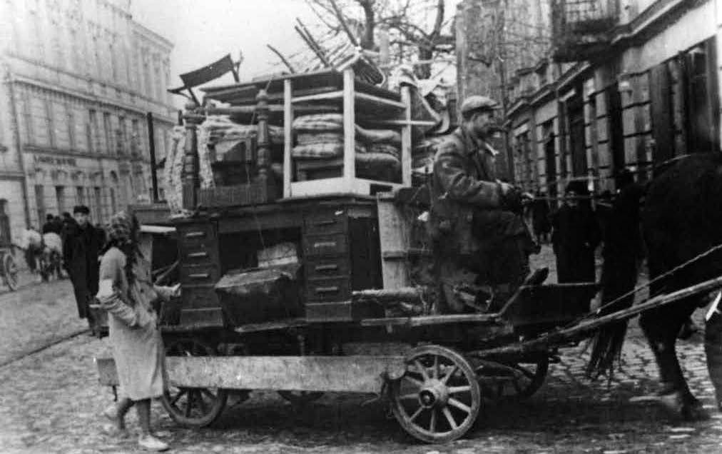 Załadowany meblami wóz konny w czasie przeprowadzki Żydów z Kazimierza do getta w Podgórzu, 1941 r