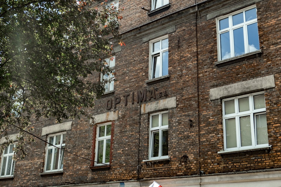 Optima sign on the facade of the building at Krakusa 7