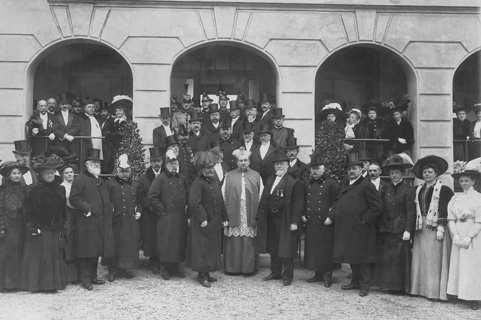 Inauguration of the “Asylum for the Homeless”; Festive guests with Archduke Friedrich and Auxiliary Bishop Gottfried Marschall. 21.11.1908