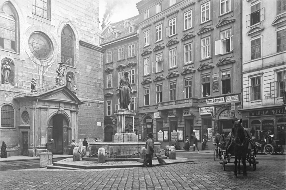 Franziskanerplatz square