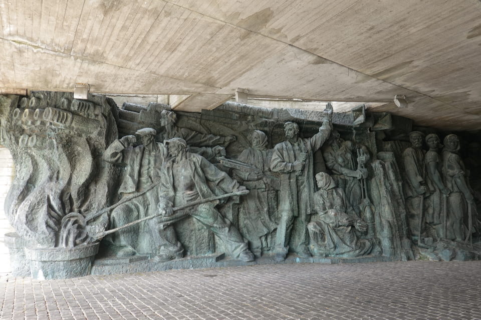 «To the Heroes of the Front and Rear» sculptural gallery at Kyiv WWII Memorial — bronze figures of Ukrainian soldiers and civilians, personal photo 2018
