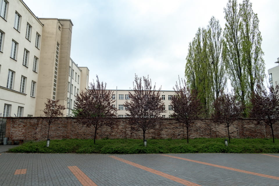Post-war brick wall behind Stawki 10 building, Warsaw — commonly described as the original 1942 Umschlagplatz perimeter wall, but built after the war