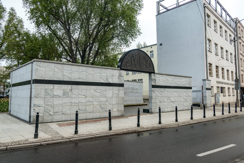 Umschlagplatz Monument Warsaw — white marble wall with 4,421 Jewish first names, opened 18 April 1988, corner of Stawki and Andersa Streets