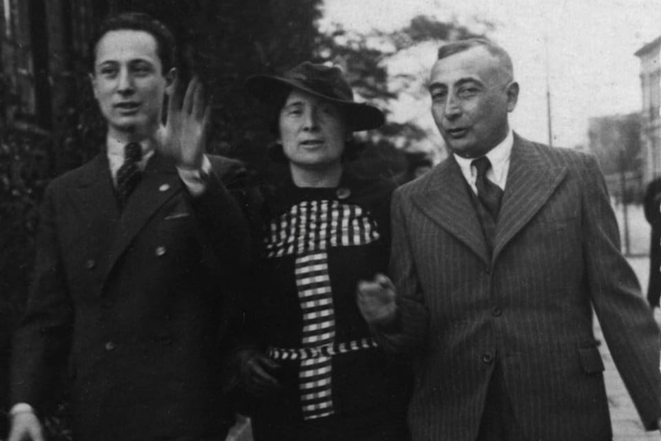 Władysław Szpilman and his parents in Wawrsaw in the 1930s