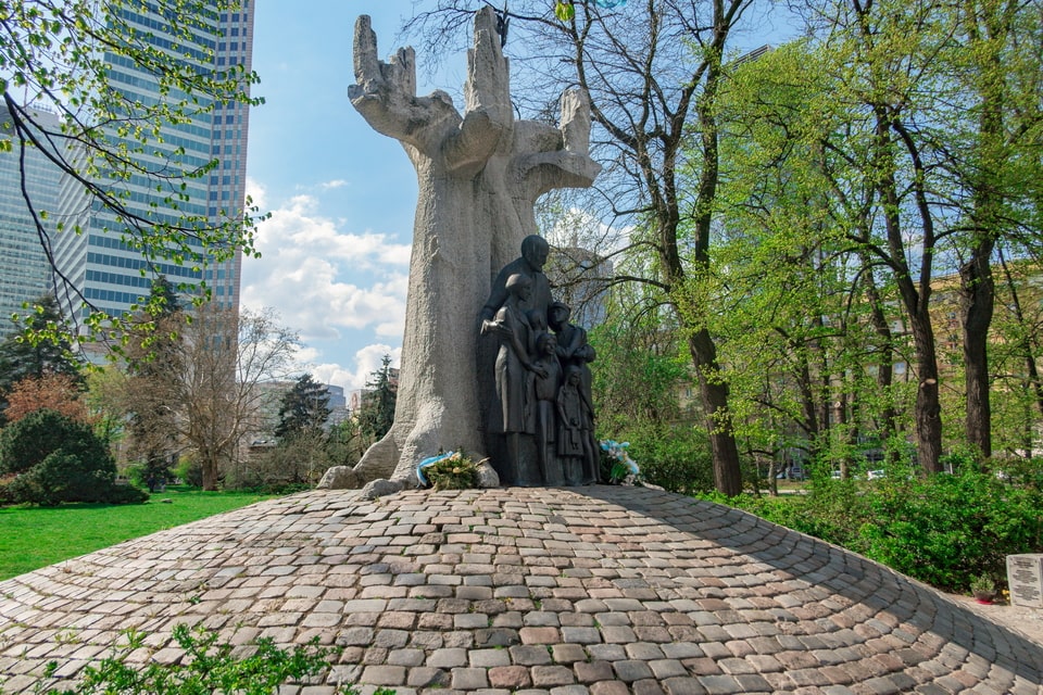 A monument to Janucz Korczak in the center of Warsaw