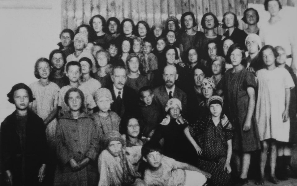 Janusz Korczak with children and teachers. 1923