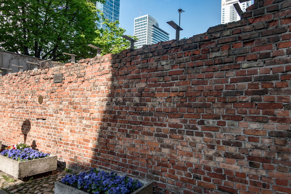 Sienna 55 Warsaw ghetto wall memorial site
