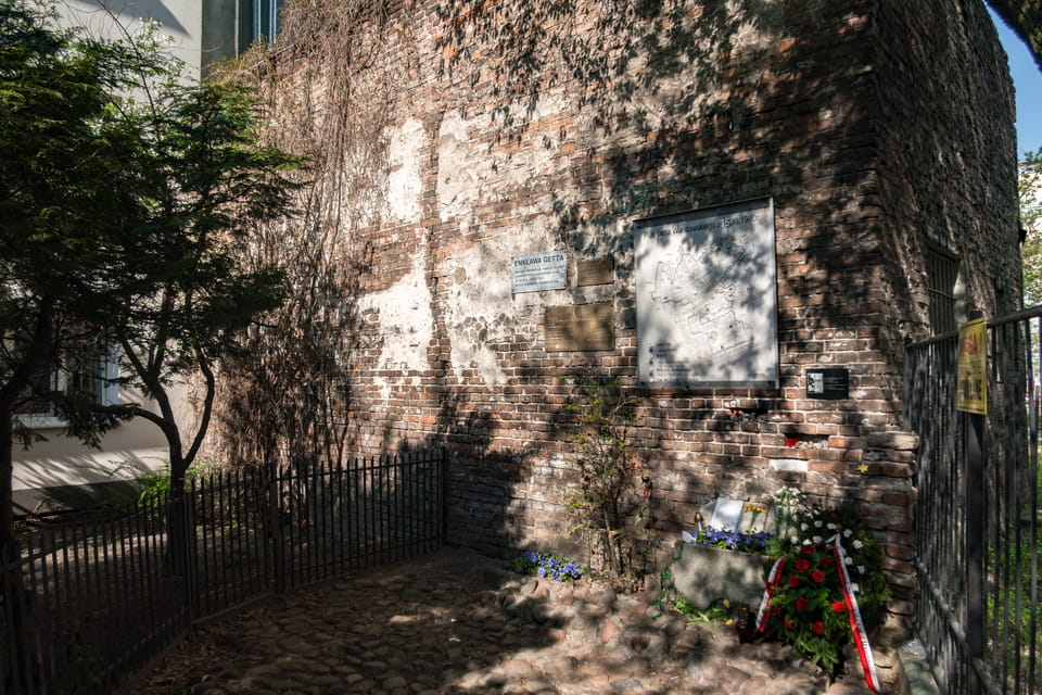 Złota 62 Warsaw ghetto wall then and now