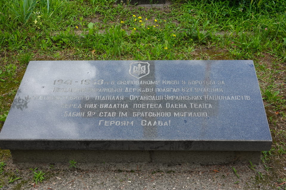 A memorial plate devoted to the 621 Uknianian patriots who were killed in Babyn Yar
