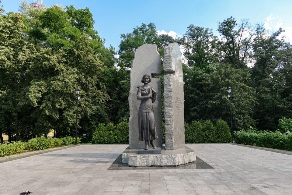 Momument to Olena Teliha Babyn Yar