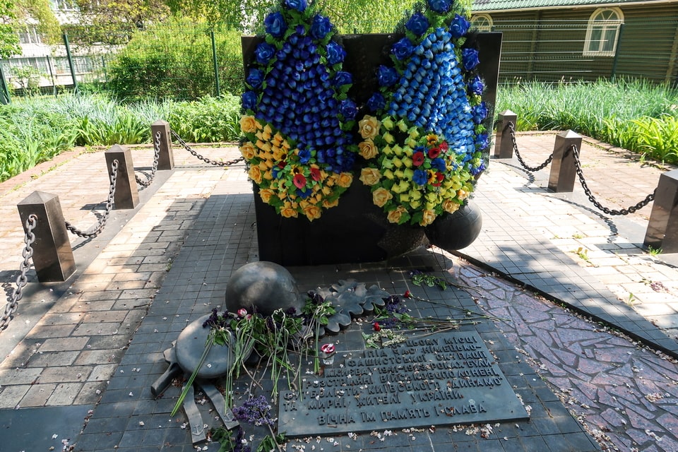 Memorial sign to Dynamo Kyiv football players killed at Syrets concentration camp — commemorating the «Death Match» of 9 August 1942, Kyiv, personal photo 2022