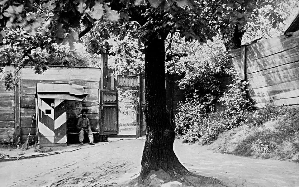 Guard at the entrance to Cyril's Hospital (Кирилівська лікарня), Kyiv — early XX century photograph of the psychiatric institution later known as Pavlov Mental Clinic