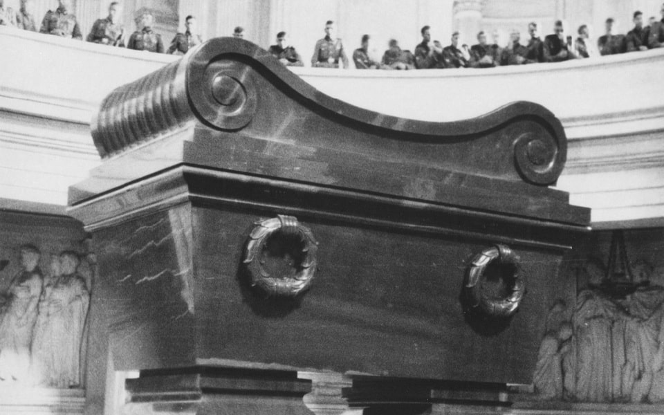 Wehrmacht members look at Napoleon_s sarcophagus.1940
