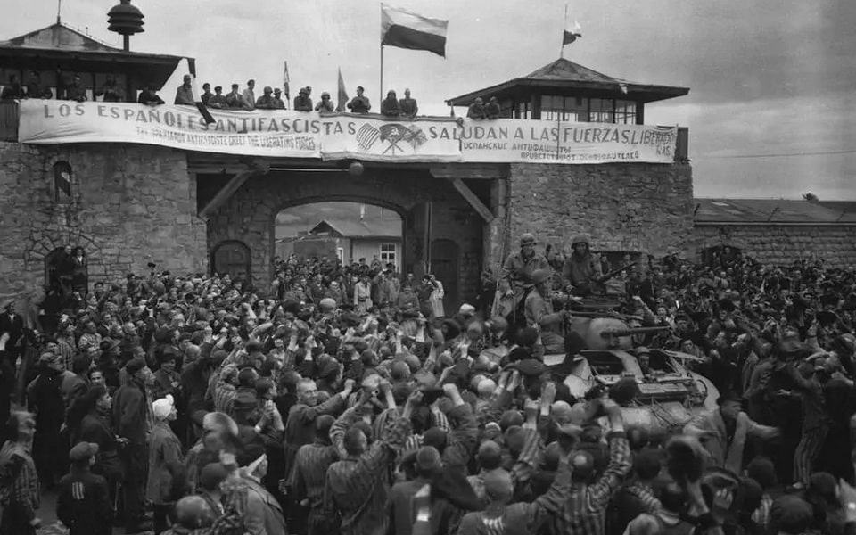 KZ-Mauthausen. The spaniards antifascist greets the liberating forces 1945