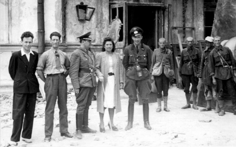 Kyiv employees of the RR headquarters and Soviet prisoners of war during the collection and removal of cultural treasures from the museum