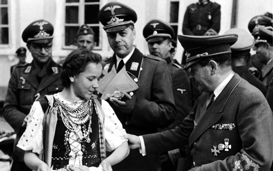 Alfred Rosenberg in Ukraine talk to the locals