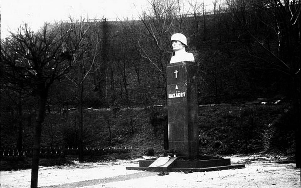 11/10/1943 The grave of a soldier of the German army at the Askoldova grave. The inscription in Hungarian A hazaért is translated as За отечество (For the Motherland)
