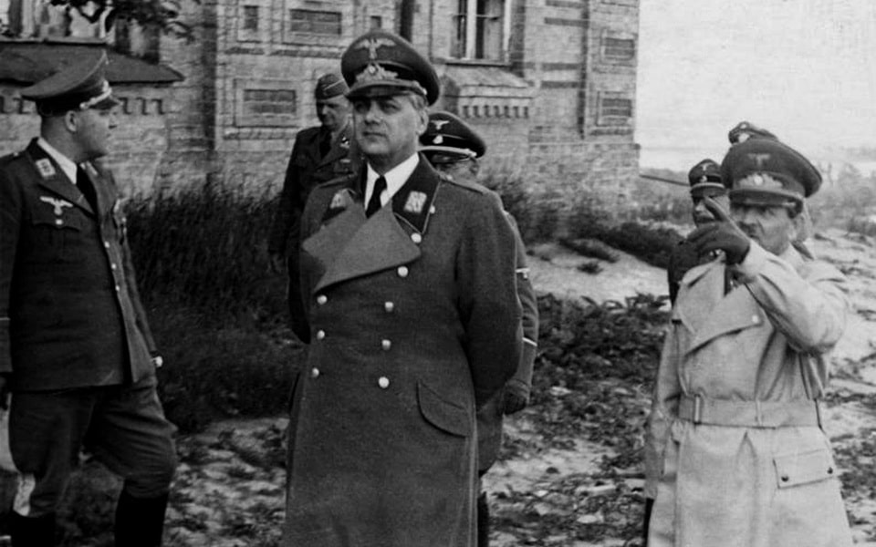 Koch and Rosenberg next to the art workshop with a panoramic view over the Dnipro River in Kyiv 1942