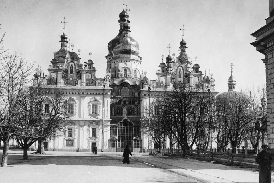The Pechersk Lavra monastery in Kiev, 1918. Note a German Army officer on the right