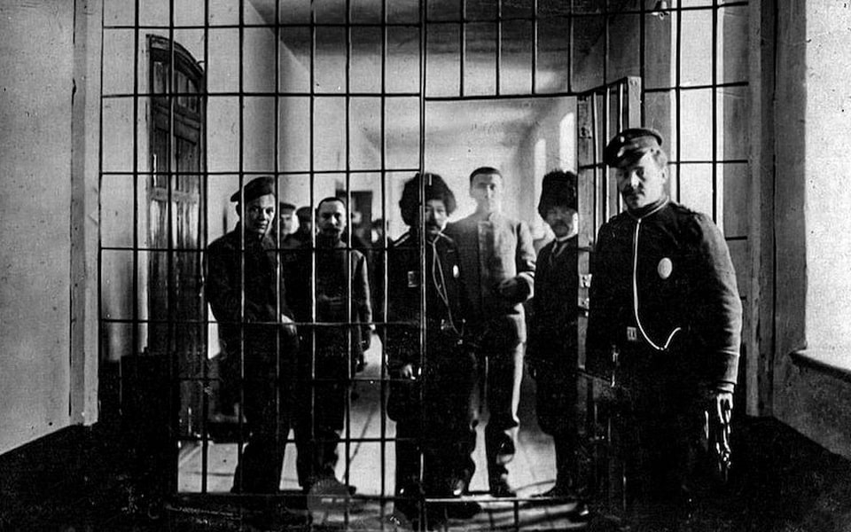 Guards and employees of the Kyiv Lukyaniv prison in the office corridor, 1890-1900