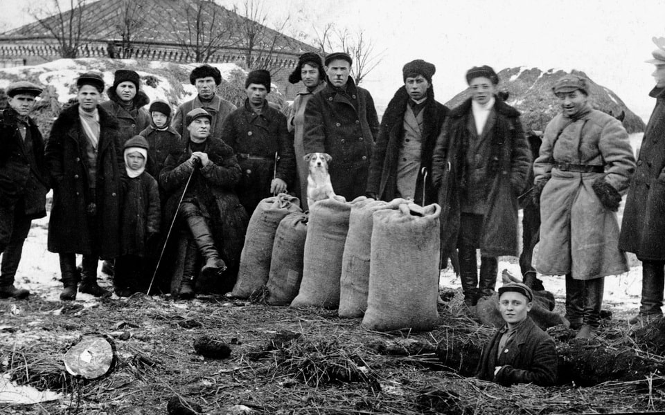 Soviet requisitioning brigade confiscating grain from Ukrainian peasants, 1932 — Holodomor enforcement squads archive photo