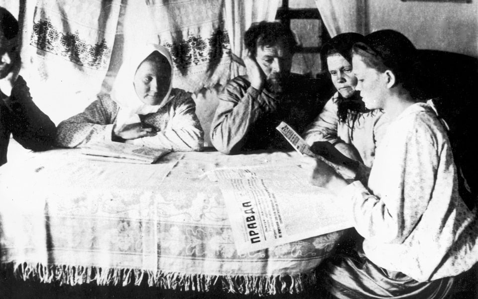 Soviet propaganda photo of Ukrainian peasants reading Pravda newspaper — staged image during collectivization, 1930s
