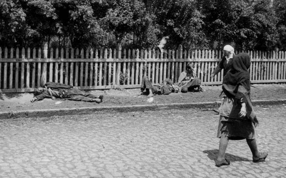 Holodomor victims on the streets of Kharkiv, 1933 — Soviet man-made famine in Ukraine killed 3.9 million