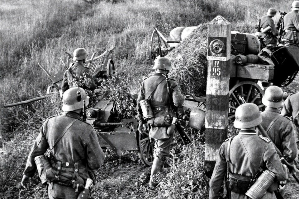 German soldiers cross the state border of the USSR. The border marker was located on the territory of Sokalsky (since 2020 included in Chervono