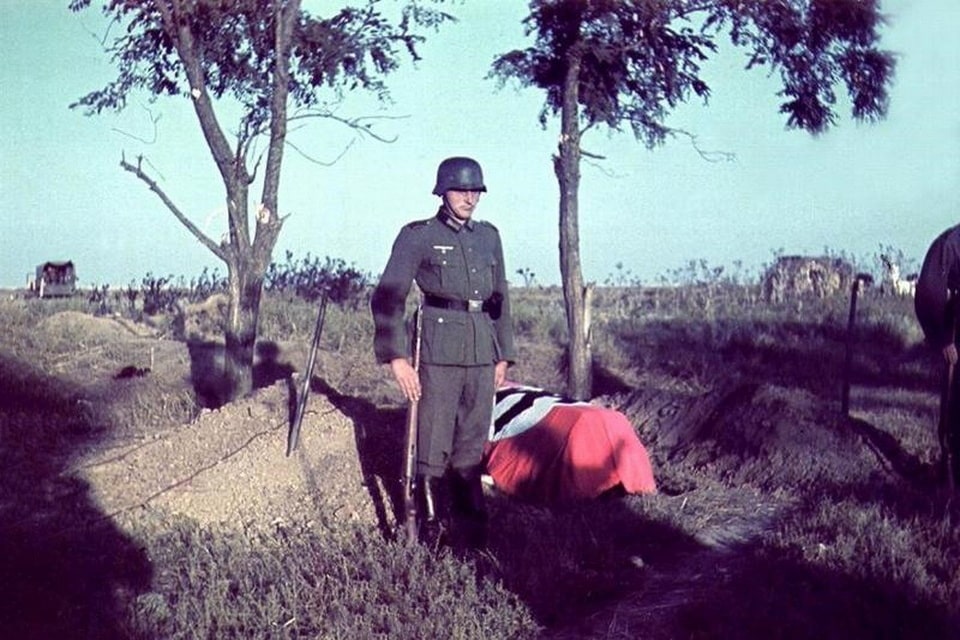 Honor guard before the burial of a German soldier. The location is Ukraine or Belarus, judging by the appearance of the surrounding area