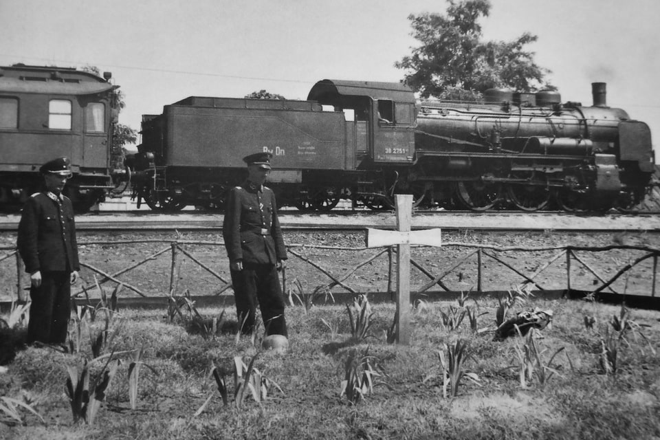 German railway workers stand at the graves of fallen German soldiers near Dnepropetrovsk