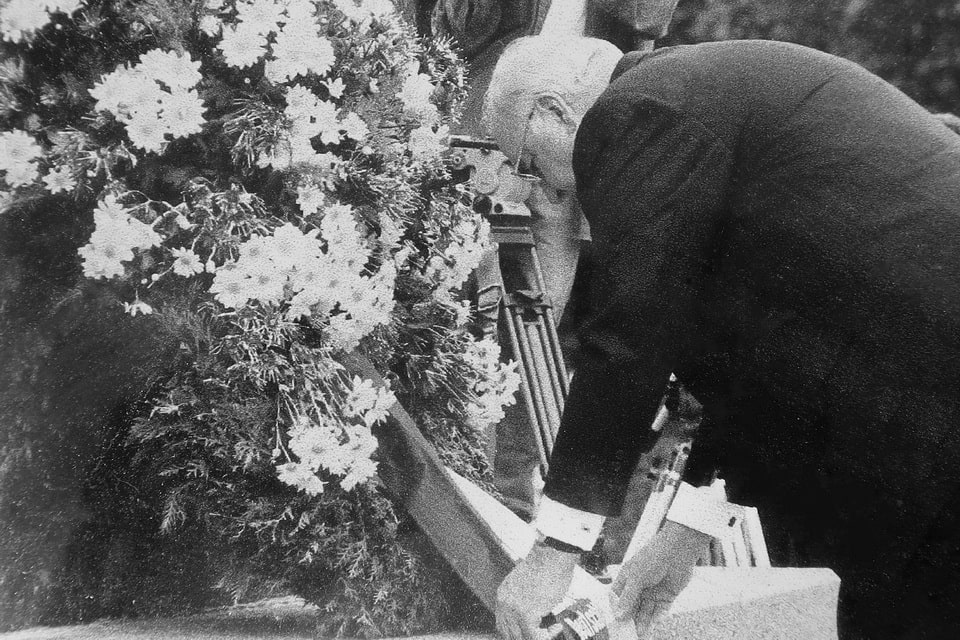 Chancellor Helmut Kohl lays flowers at the grave of an unknown Soviet soldier in Kyiv