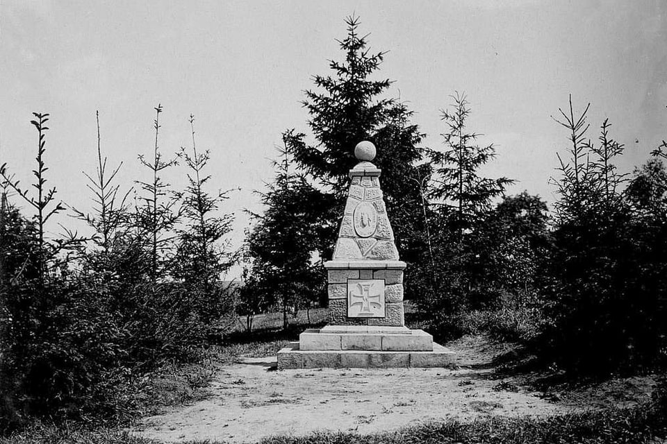 German WWI grave memorial with iron cross marker — typical interwar Volksbund commemoration style, Germany, 1920s–1930s
