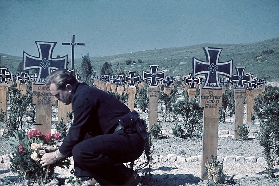 cameraman H. Grund at a soldier's cemetery near the village of Gadzhikoy near Sevastopol 1942