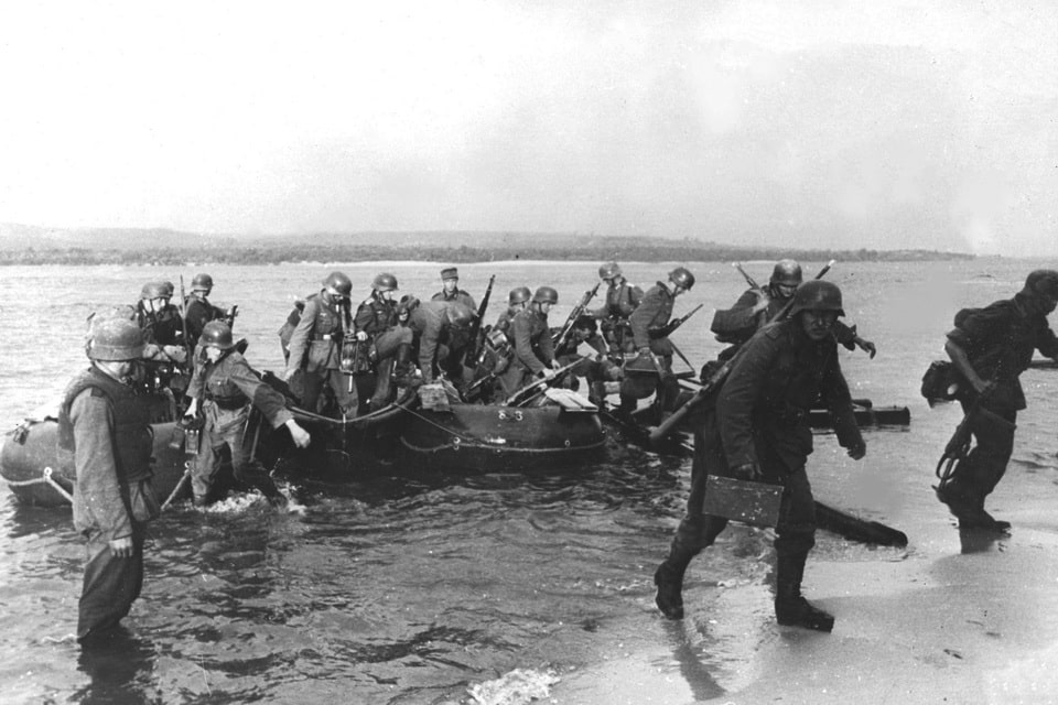 A German infantry unit disembarks from pontoons during the crossing of the Dnieper 1941
