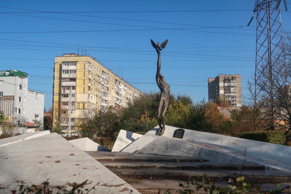 The Soviet memorial with a statue of a boy with a pigeon