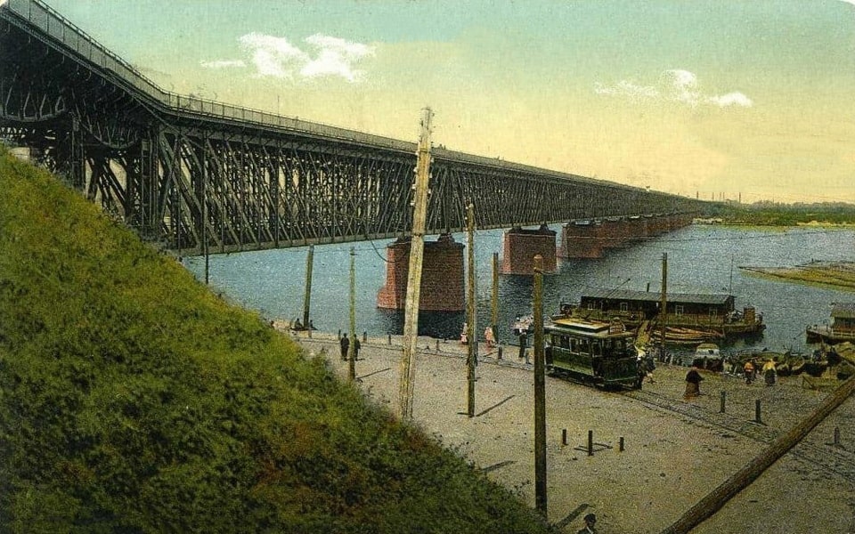 The railway (Amur) bridge, built according to the design of Nikolai Belelyubsky, was awarded gold at the World Technical Exhibition in Paris