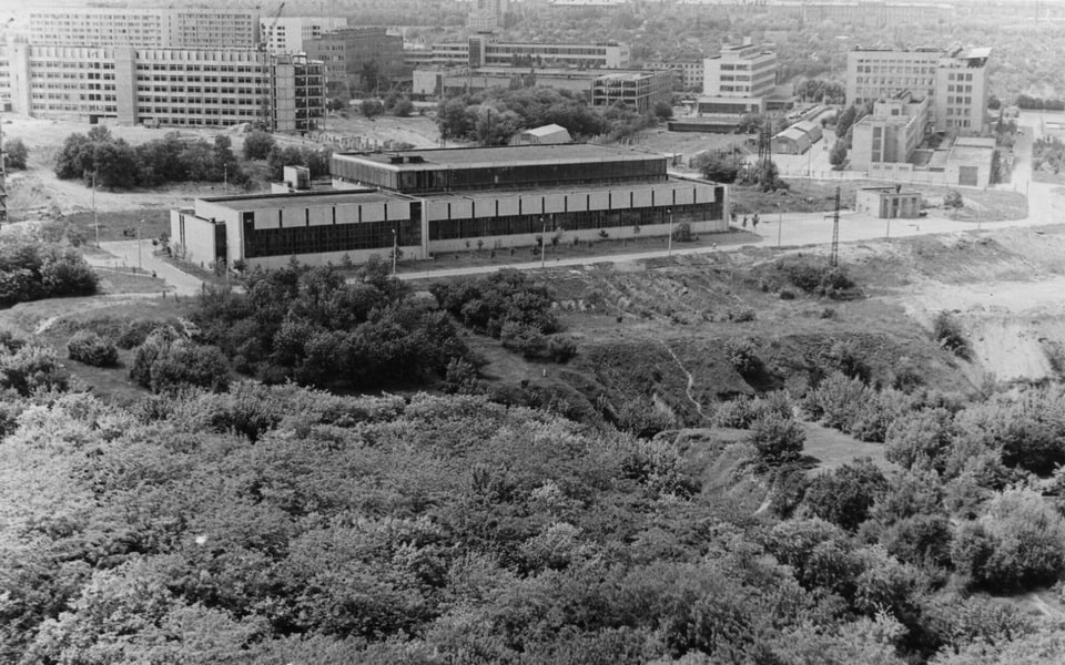 A unique view over the section of the ravine where the mass killings took place in October 1941. Later on it would be leveled to the ground for the creation of a stadium.