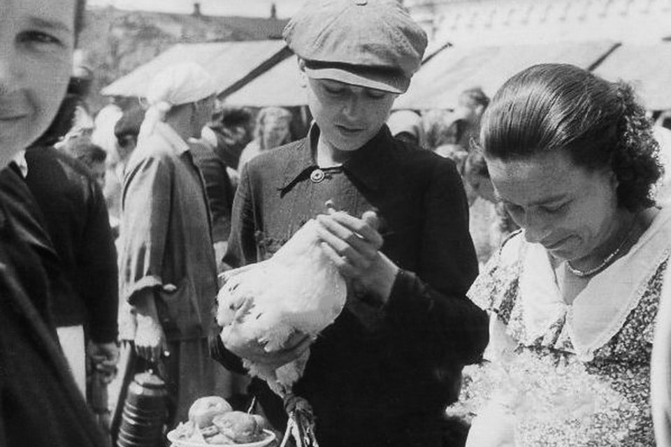 People on the market in Dnipropetrovsk 1943