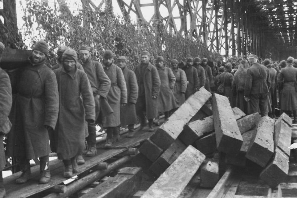 The Soviet prisoners of war during the forced repair works on one of the bridges