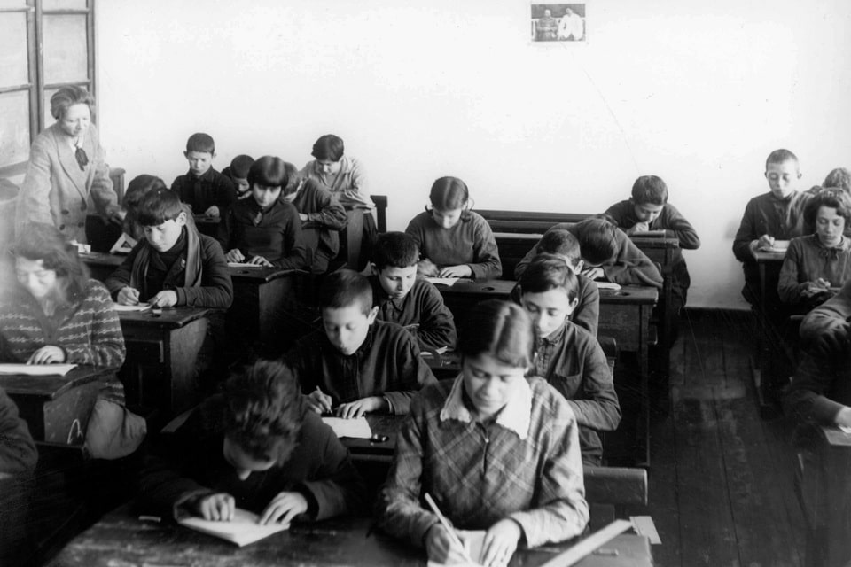 Dnepropetrovsk, Ukraine, 1932, Jews in drafting class in a factory