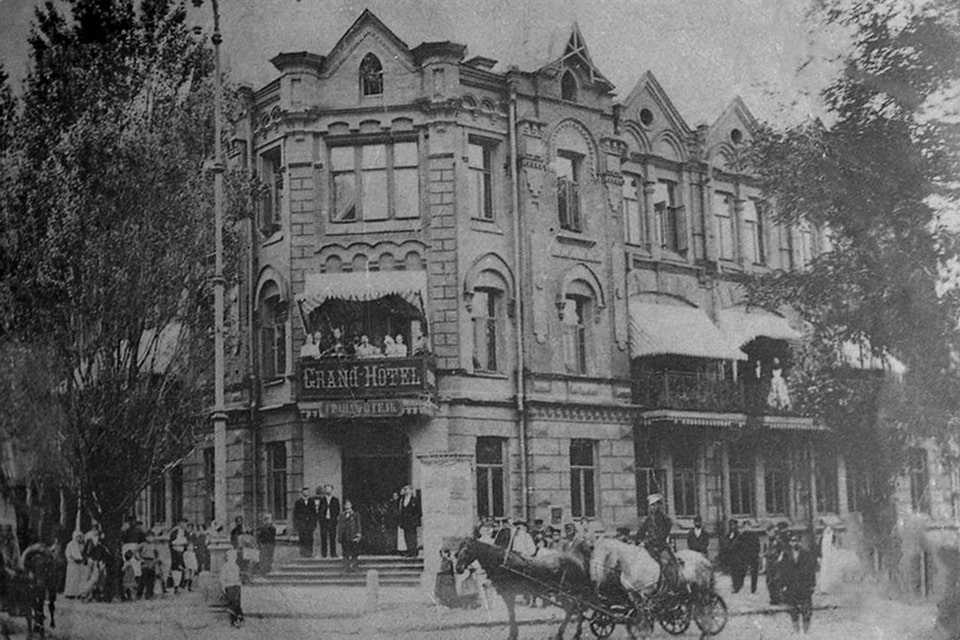 Grand Hotel in Yekaterinoslav, built 1892 by architect Ferdinand Hagen — for decades owned by a Jewish family, one of many Jewish-owned buildings in pre-war Dnipropetrovsk