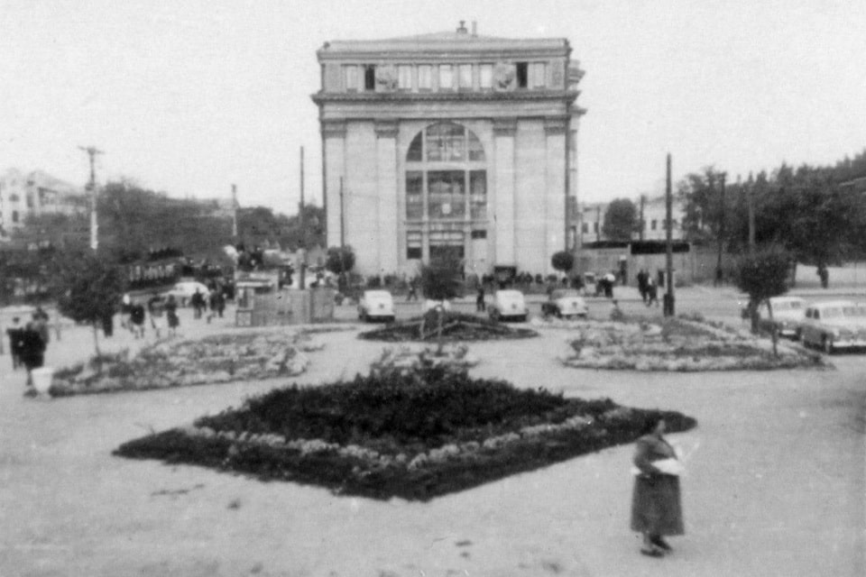 The square next to the Main Department Store in Dnipropetrovsk — the «Umschlagplatz» (assembly point) on October 13, 1941 where Jews were gathered before being marched to Igren
