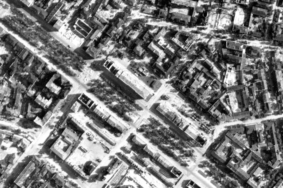 Aerial photograph of central Dnipropetrovsk, August 1943 — the square next to the Main Department Store, site of the October 13, 1941 Jewish assembly point before the Igren massacre