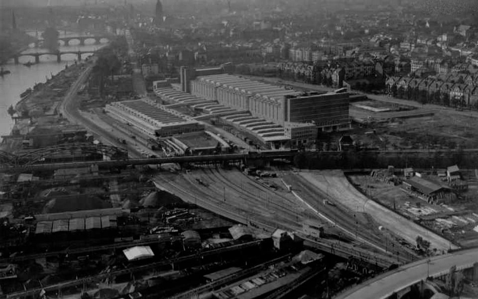 Aerial view of the Grossmarkthalle Frankfurt 1930 — the wholesale market hall whose cellar the Gestapo used to process 10,000 Jews for deportation 1941–1945