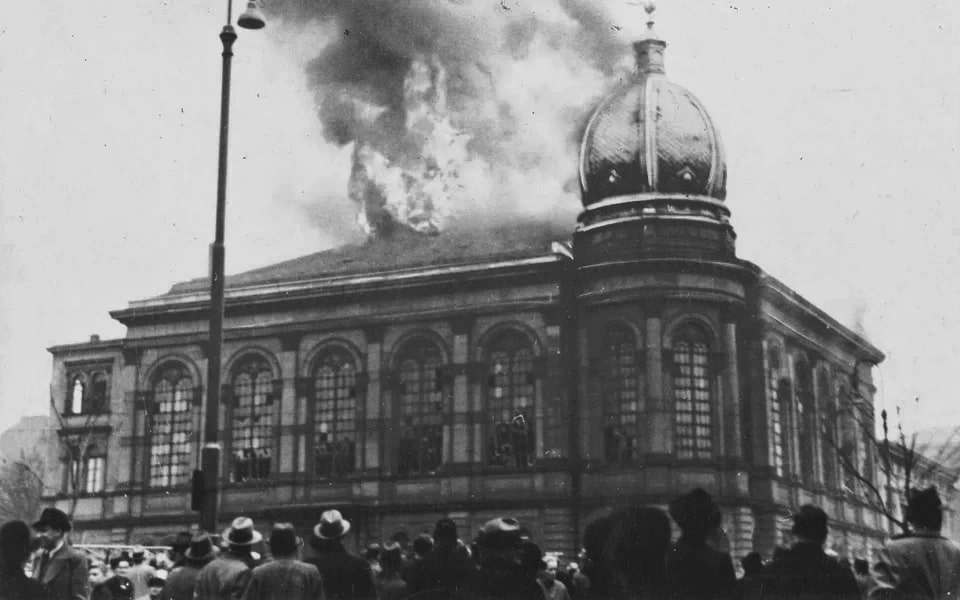 Börneplatz Synagogue burning during Kristallnacht, Frankfurt am Main, night of November 9, 1938
